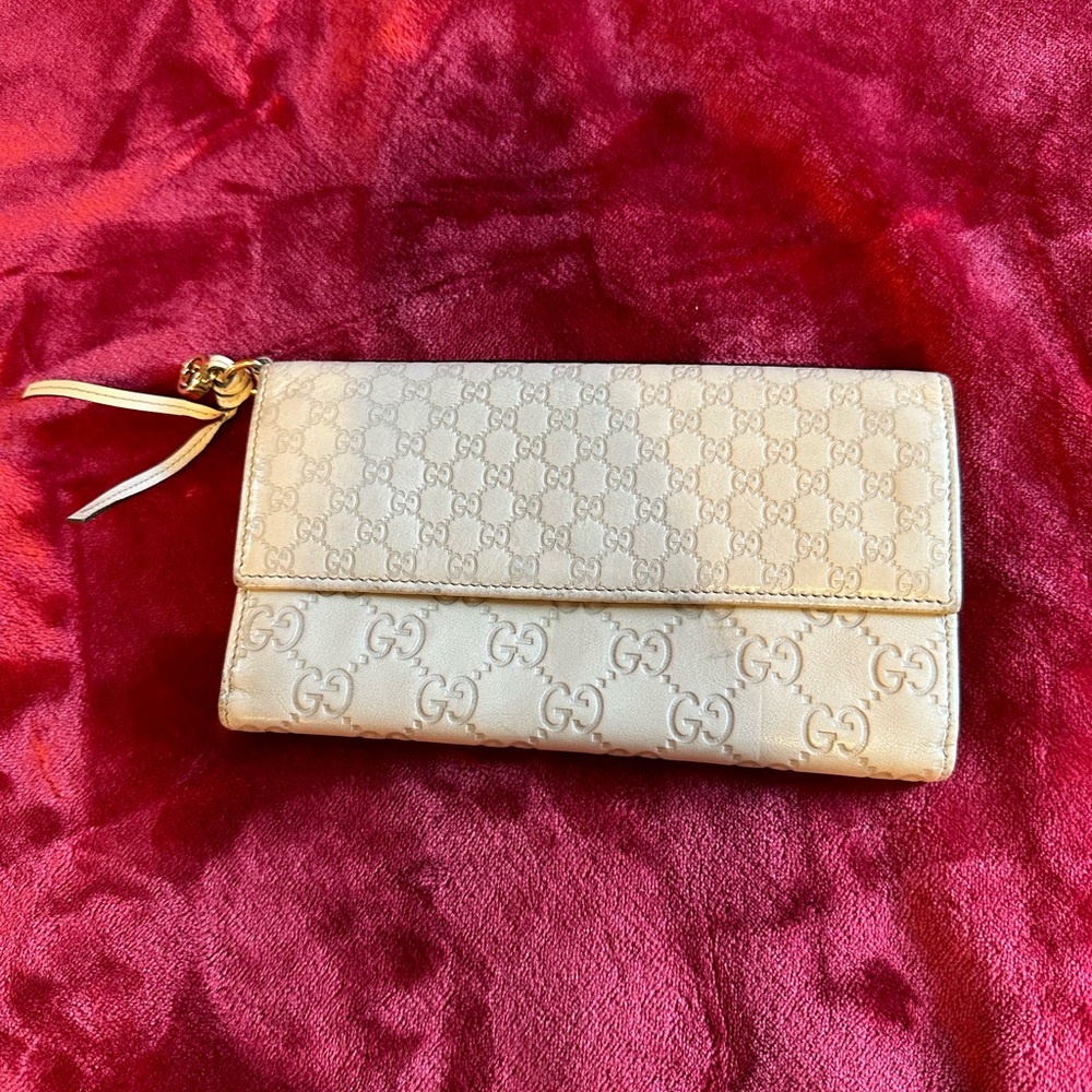 Gucci women wallet used but good